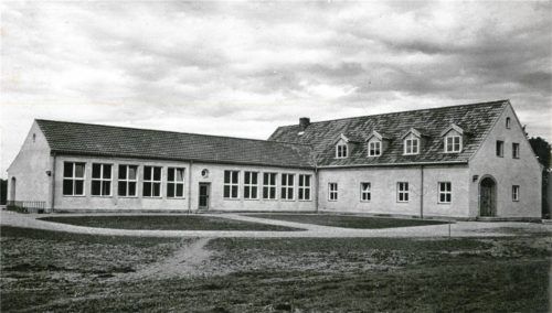 Die Thansauer Schule ist ein Eigenbau der Thansauer Bürger, 1954 wurde sie nach nur einem Jahr Bauzeit eingeweiht. Das Bild stammt aus dieser Zeit.Thomae