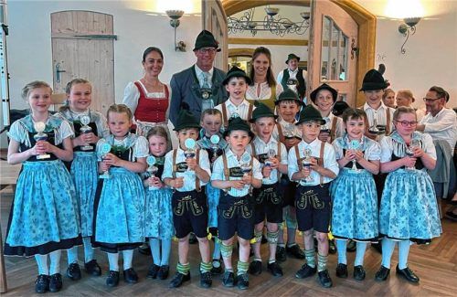 Die Trachtenkinder beim diesjährigen Preisplatteln und -drehen mit ihren Betreuern. Foto Wastl