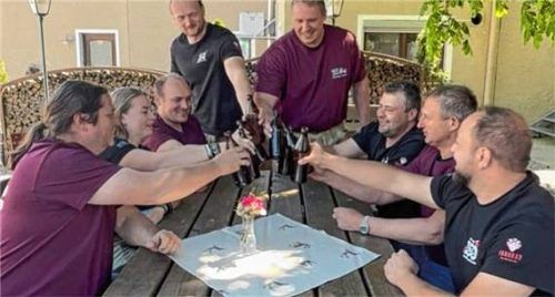 Die Verantwortlichen der Feuerwehren Irl und Oberbergkirchen stoßen auf ein gesellschaftliches Gründungsfest an. Foto  Maier