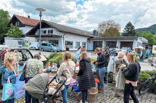 Die Verkaufsstände der Frasdorfer Flohmarkt-Roas rund ums Rathaus sowie vor Garagen und Gärten zogen zahlreiche Interessierte an.