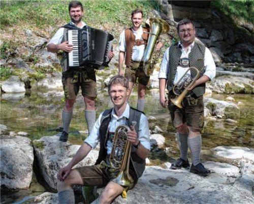 Die vier jungen Hinterberger Musikanten. Foto re