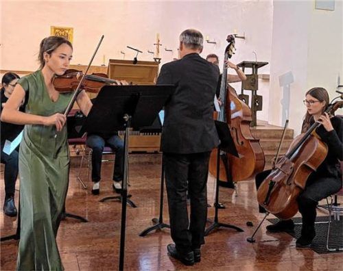 Die Violinistin Clara Neidenberger brillierte bei Piazzollas „Sommer“ mit einem kleinen Ensemble des jungen Orchesters Graubünden unter der Leitung von Matthias Kleiböhmer. Foto Kirchner