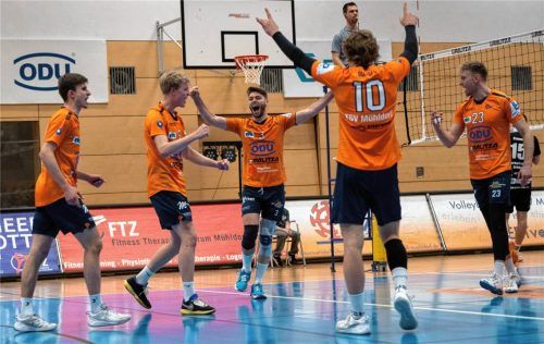 Die Volleyballer des TSV Mühldorf dürfen sich auf ein weiteres Jahr in der 2. Bundesliga freuen.Foto Hergenhan