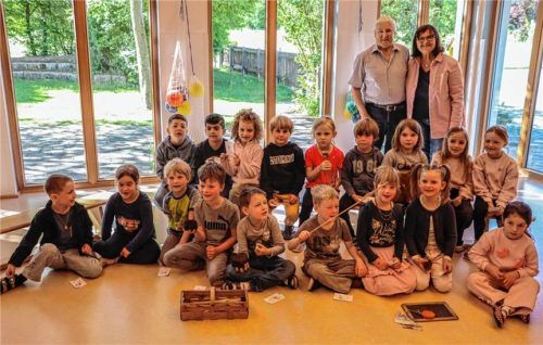 Die Vorschulkinder mit den vielen Gegenständen aus der guten alten Zeit. Foto Stache