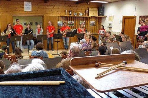 Die Vorstellung der Instrumente durch Mitglieder des großen Erwachsenen-Orchesters der Stadtkapelle beim Tag der offenen Tür 2025. Foto Burlefinger