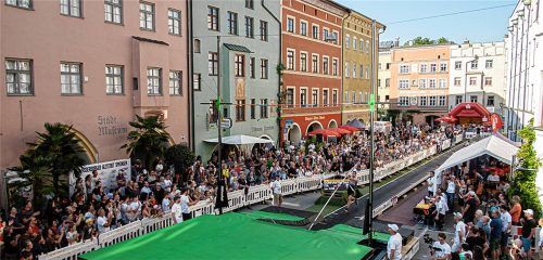 Die Wasserburger Herrengasse bietet eine einzigartige Kulisse für das beliebte Stabhochsprung-Event.Fotos Atzenberger