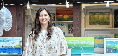 Die Wasserburger Künstlerin Vera Sturm hat die Turm-Galerie an der Wasserburger Frauenkirche übernommen und führt sie im Sinne ihres Vorgängers fort. Foto Sturm