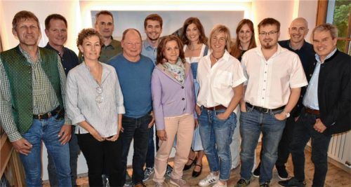 Die Zusammensetzung des neuen Gemeinderates: (von links) Franz Loferer, Michael Bachmann, Martina Hammerl-Tiefenböck, Timo Kleinschroth, Michael Eisenberger, Felix Schuler, Christine Zaiser, Katharina Gasteiger, Gabriele Speiser sowie Elisabeth Forte, Remigius Bachmann, Markus Haumaier und Thomas Müllinger. Foto Wunderlich