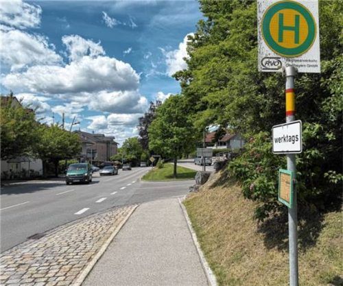 Die Zusatzbeschilderung mit der Aufschrift „werktags“ macht klar, dass die Busbuchten an Sonn- und Feiertagen für das Abstellen von Autos genutzt werden dürfen. Foto Kotter