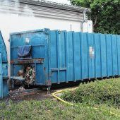 Brennende Papierpresse löst Großeinsatz aus
