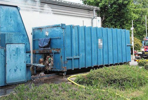 Diese Papierpresse brannte im Gewerbepark. Foto jre