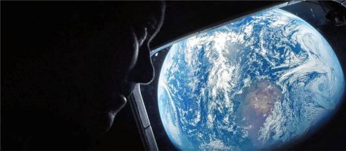 Dieses von der NASA zur Verfügung gestellte Bild zeigt den NASA-Astronauten und Kommandanten der Artemis-II-Mission, Reid Wiseman, der aus einem der Hauptkabinenfenster des Orion-Raumschiffs zurück auf die Erde blickt. Foto dpa
