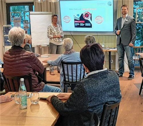Dominik Röber, kriminalpolizeilicher Fachberater für Stadt und Landkreis Rosenheim, war zu Gast im Tannenhof Wohnzimmer Bad Feilnbach. Foto re