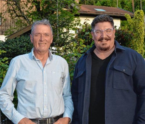 Dorfverein unter neuer Führung: (von links) Peter Schwarz gibt den Vorsitz an den neuen Zweiten Bürgermeister Bastian Starflinger ab. Foto Eder