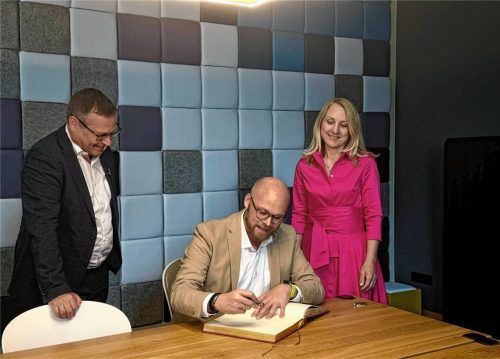 Dr. Fabian Mehring, Digitalminister von Bayern in Mühldorf, trug sich ins Goldene Buch der Stadt Mühldorf ein. Darüber freuen sich Bürgermeisterin Claudia Hungerhuber und der Landtagsabgeordnete Markus Saller.Foto Gruber