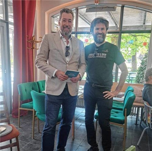 Dr. Matthias Bernhardt, Bürgermeister der Gemeinde Oberaudorf (links), und Magister Dr. Klaus Reitberger, Kulturreferent der Stadt Kufstein (rechts), freuten sich über die rege Teilnahme am grenzüberschreitenden Vernetzungstreffen. Foto re