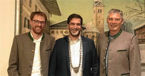 Drei Bürgermeister für Rimsting, aber einer war schon zuvor Stellvertreter. Robert Perl (rechts) von der Wählergemeinschaft Greimharting war schon unter Rathaus-Chef Andreas Fenzl Dritter Bürgermeister. Dem neuen Ersten Bürgermeister Christian Moser (Bildmitte) steht er jetzt als Zweiter Stellvertreter zur Seite. Stefan Julinek (CSU) ist Dritter Bürgermeister. Foto Dachs