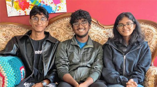 Drei der 13 indischen Gastschüler am Mühldorfer Ruperti-Gymnasium auf dem Sofa im Redaktionsraum der Schülerzeitung (von rechts): Pranav (16), Neel (16) und Jeni (15) beim Interview.