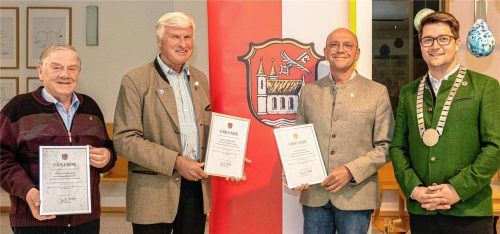 Drei Pruttinger Gemeinderäte, die zusammen 90 Jahre Gemeinderatserfahrung auf die Waage bringen und deshalb zum Ende ihrer kommunalpolitischen Karriere von Bürgermeister Johannes Thusbaß mit der kommunalen Verdienstmedaille geehrt wurden: Sepp Schmid, Dr. Mathias Huber, Stefan Schöne und Johannes Thusbaß (von links). Foto Thomae