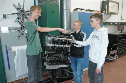 Drei Schüler, drei Berufswünsche: (von links) Leo, Mathis und Fabian haben beim „Tag des Handwerks“ je einen Beruf gefunden, für den sie sich interessieren. Fotos Schubert