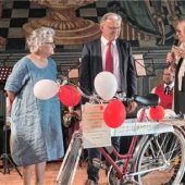 <p>Dritte Bürgermeisterin Edith Stürmlinger (rechts) hatte die Ehre, im Namen des Stadtrats Michael Kölbl und seiner Frau Margarete das Geschenk des Stadtrats zu übergeben.</p>