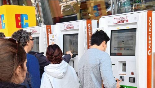 Egal ob am Automaten oder am Schalter: Wer eine digitale Vignette kauft, sollte darauf achten, dass er keinen Zahlendreher in der Autonummer hat, sonst könnte es teuer werden. Foto Imago