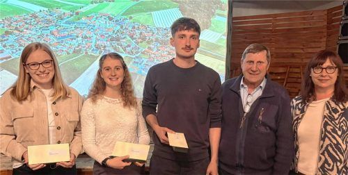 Ehrende und Geehrte: (von links) Stephanie Lechner, Manuela Rappolder, Maximilian Drax, Friedl Köbinger und Bürgermeisterin Irmgard Daumoser. Foto Manzinger
