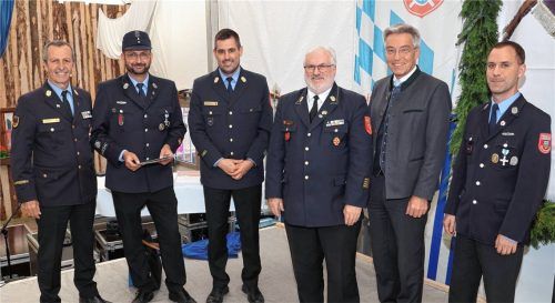 Ehrennadel der Jugendfeuerwehr Oberbayern in Silber: Für seine vorbildliche und langjährige Jugendarbeit bei seiner Heimatfeuerwehr in Bruckmühl, aber auch auf Landkreisebene, wurde Matthias Stuckenberger mit der Ehrennadel der Jugendfeuerwehr Oberbayern in Silber geehrt. (Von links) Kreisbrandrat Richard Schrank, Matthias Stuckenberger, Kreisjugendfeuerwehrwart Marco Polster, der Vorsitzende vom Bezirksfeuerwehrverband Oberbayern Dr. Rüdiger Sobotta, Landrat Otto Lederer und Eiselfings Bürgermeister Georg Reinthaler.Fotos  re