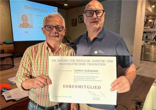 Ehrung für Lambert Axthammer. Obermeister Josef Pflügl ernannte ihn zum Ehrenmitglied der Innung. Foto  Wittenzellner