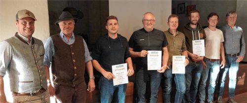 Ehrung für langjährige Innungszugehörigkeit: (von links) stellvertretender Obermeister Martin Kendler, Konrad Kecht senior, Konrad Kecht, Josef Pletzer, Maximilian Doppler, Julian und Alexander Kollmeier und Obermeister Martin Kollmeier.Foto Wittenzellner
