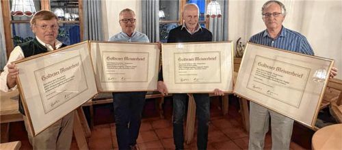 Ehrung langjähriger Mitglieder der Metzger-Innung mit dem Goldenen Meisterbrief. Von links: Obermeister Hans Reiter, Hermann Braunsperger, Rudolf Trinkberger und Johann Winklmair.Fotos  Wittenzellner
