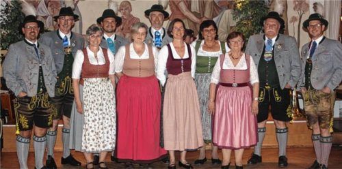 Ehrung langjähriger Mitglieder: (von links) Vorsitzender Christian Weigl, Franz-Xaver Gartmeier, Agnes Keller, Johannes Rottmüller, Franziska Ableitner, Markus und Kerstin Martin, Sabine Siersch, Annemie Karl, Peter Stockinger und Zweiter Vorsitzender Max Stacheder. Foto re