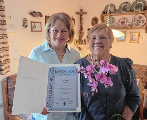Ehrung von Zita Mang (rechts) durch Gartenbauvereinsvorsitzende Anneliese Burggraf. Mang ist bereits seit 60 Jahren Mitglied beim Gartenbauverein. Foto Gillitz