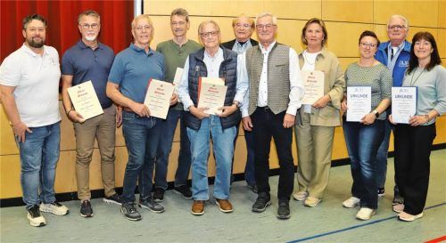 Ehrungen beim SV Aschau: (von links) Vorsitzender Johannes Volk, Franz Pfeiffer, Helmut und Hubert Schmerber, Otto Schönstetter, Walter Schebesta, das neue Ehrenmitglied Roland Höpfinger, Edith Riedl-Venus, Claudia Sättler, BLSV-Vorsitzender Erwin Zeug und Manuela Horn. Foto höpfinger