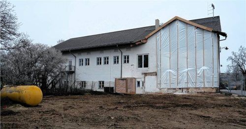 Eigentlich könnte nun das Gemeindehaus in Höhenrain samt Kindergarten umgebaut werden, doch die angespannte finanzielle Lage in Feldkirchen-Westerham könnte das Projekt stoppen. Foto Merk