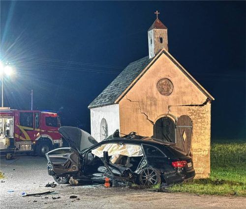 Ein Auto schleuderte nach der Kollision in die Kapelle am Wegesrand – mit schrecklichen Folgen. Der genaue Unfallhergang ist noch unklar. Ein Unfallgutachten wurde in Auftrag gegeben.Foto Barth