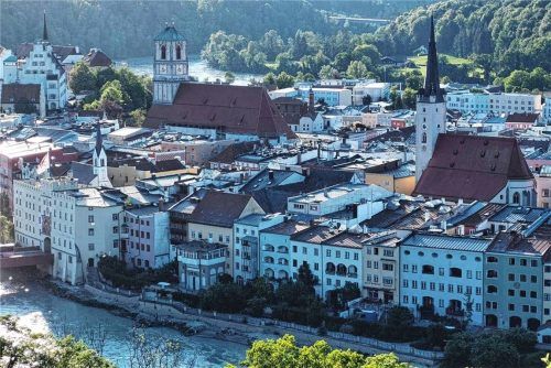 Ein beliebtes Fotomotiv: der Blick auf die bunte Wasserburger Fassade.