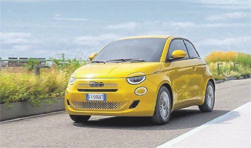 Ein bisschen Strom muss sein: Fiat stellt dem elektrischen Kult-Mobil 500 wieder eine Version Dreizylinder-Benziner mit Mildhybrid zur Seite. Foto FIAT