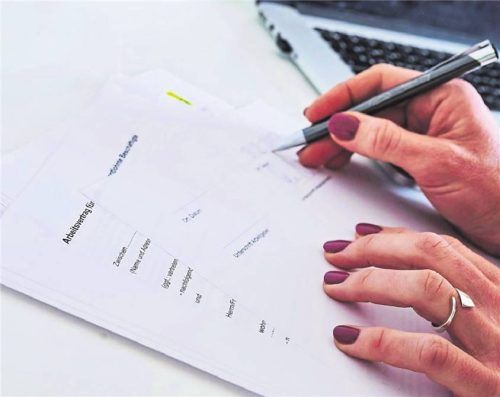 Ein Blick auf den Arbeitsvertrag lohnt sich: Auch Formalienfehler sorgen dafür, dass der befristete Vertrag ungültig ist.Foto ANNETTE RIEDL/DPA/DPA-TMN