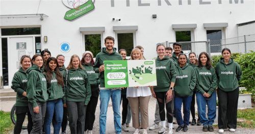 Ein Bus voller Spenden und zahlreiche tatkräftige Helfer sorgten beim Tierheim Rosenheim für große Dankbarkeit. Unser Bild zeigt Peter Huber und Andrea Thomas (Mitte in Weiß), Jonas Schultheiss (Achter von links) und Lena Morawitz (Siebte von rechts) von Zooplus bei der Spendenscheck-Übergabe gemeinsam mit dem Helfer-Team. Foto Peter Huber
