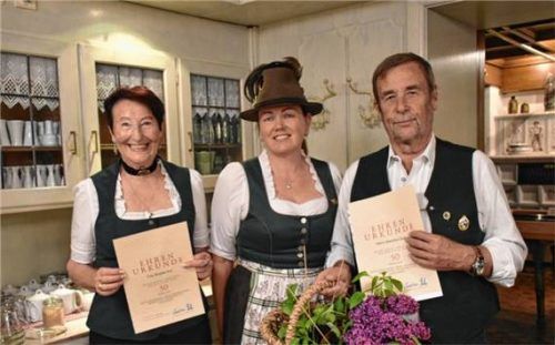 Ein Dank für Treue: Brigitte (links) und Manfred Doll wurden für 50 Jahre Mitgliedschaft geehrt. Es gratulierte die alte und neue Schützenmeisterin Anke Unterreiner. Foto Wunderlich