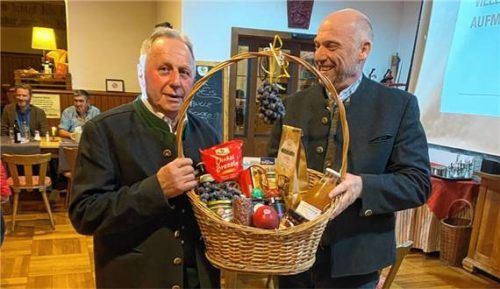 Ein Geschenkkorb zum Dank: Der neue Vorsitzende Thomas Pletschacher (rechts) überreicht eine Gabe an seinen Vorgänger Jakob Stadler. Foto Wunderlich