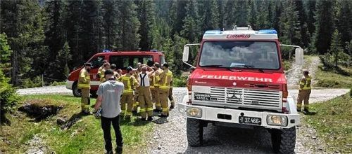Ein Großaufgebot an Rettungskräften machte sich auf den Weg zur Absturzstelle, die sich in unwegsamem Gelände befand. Foto Feuerwehr Ehrwald