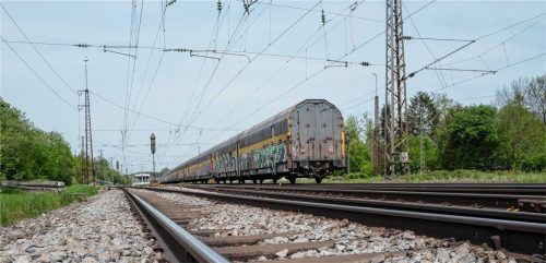 Ein Güterzug auf einem Gleis bei Grafing: Die Strecke München – Rosenheim gehört zu einem der wichtigsten Gleiskorridore Europas. Foto Stefan Roßmann