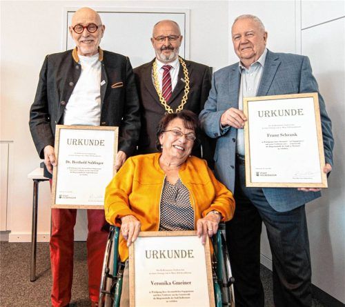 Ein Höhepunkt in der letzten Stadtratssitzung, die von Peter Kloo als Bürgermeister geleitet wurde. Er bedankte sich im Namen der Stadt bei drei Menschen, die durch ihr ehrenamtliches Engagement Kolbermoor noch lebenswerter gemacht haben, wie er betonte. Dr. Berthold Suldinger (links außen), Franz Schrank (rechts außen) und Veronika Gmeiner erhielten die Bürgermedaille. Foto Thomae