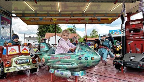 Ein kleiner Vergnügungspark mit Kinderkarussell bot Unterhaltung für Familien. Foto Auer