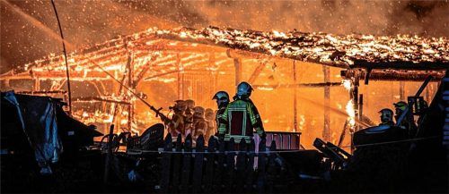 Ein Pferdestall brannte am Freitag, 1. Mai, in Waging völlig aus. Die Brandursache ist noch unklar.Foto 112 News/P. Benje
