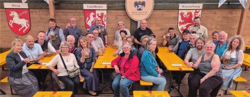 Ein Prosit auf die Wasserburger Zeitung: Die Zusteller freuten sich über die Einladung von Vertriebsleiterin Brigitte Jelinek (zweiter Tisch von links, links vorne). Foto Rieger