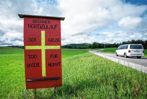 Ein Protestschild mit der Aufschrift „Brenner Nordzulauf – Der gelbe Tod für unsere Heimat“ einer Bürgerinitiative steht auf einer Wiese der geplanten Bahntrasse. Foto dpa