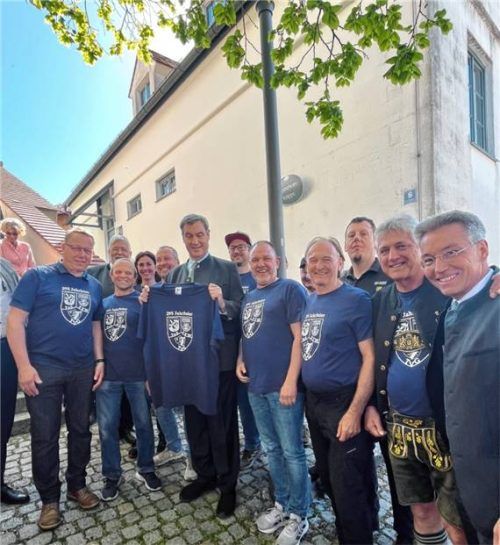 Ein T-Shirt für Ministerpräsident Dr. Markus Söder: Der Bittgang der drei Großkarolinenfelder Vereine fiel mit der Wallfahrt zur Basilika zusammen. Mit unterwegs waren der Schirmherr und Bürgermeister Bernd Fessler (Zweiter von rechts) und der ehemalige Bürgermeister von Tuntenhausen und jetzige Landrat Otto Lederer (rechts). Foto re